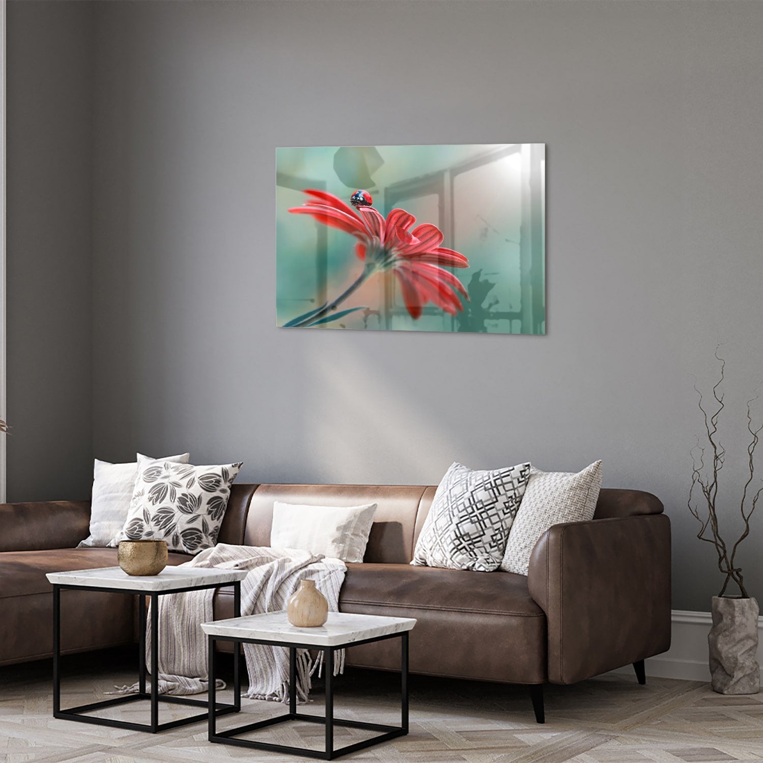 Een kleurrijk glazen schilderij van een rode bloem met een lieveheersbeestje.