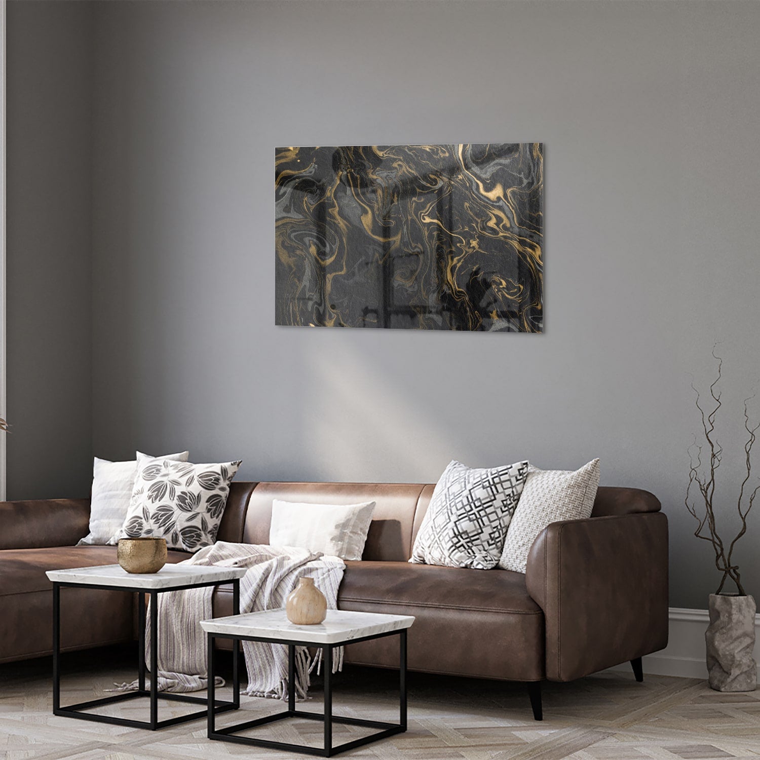 Zwart-gouden glazen schilderij met marmerachtige patronen aan de muur
