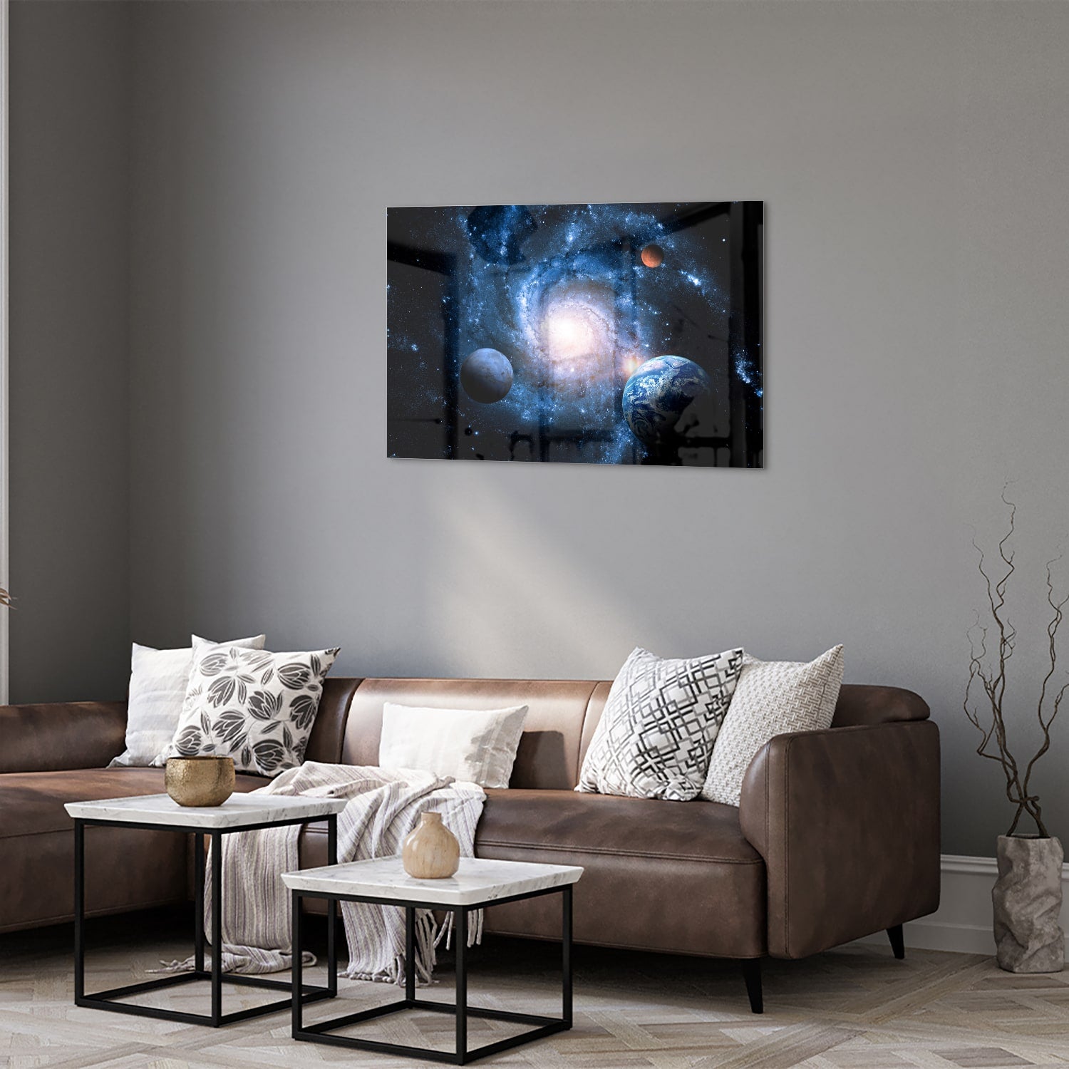 Glazen schilderij van het heelal met sterren en planeten, hangend aan de muur