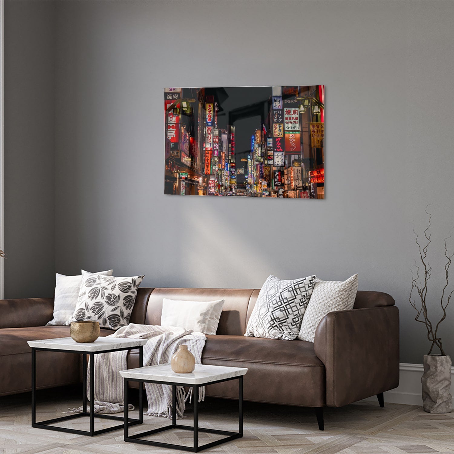 Glazen schilderij van een levendige stad met neonverlichting aan de muur in een moderne woonkamer.