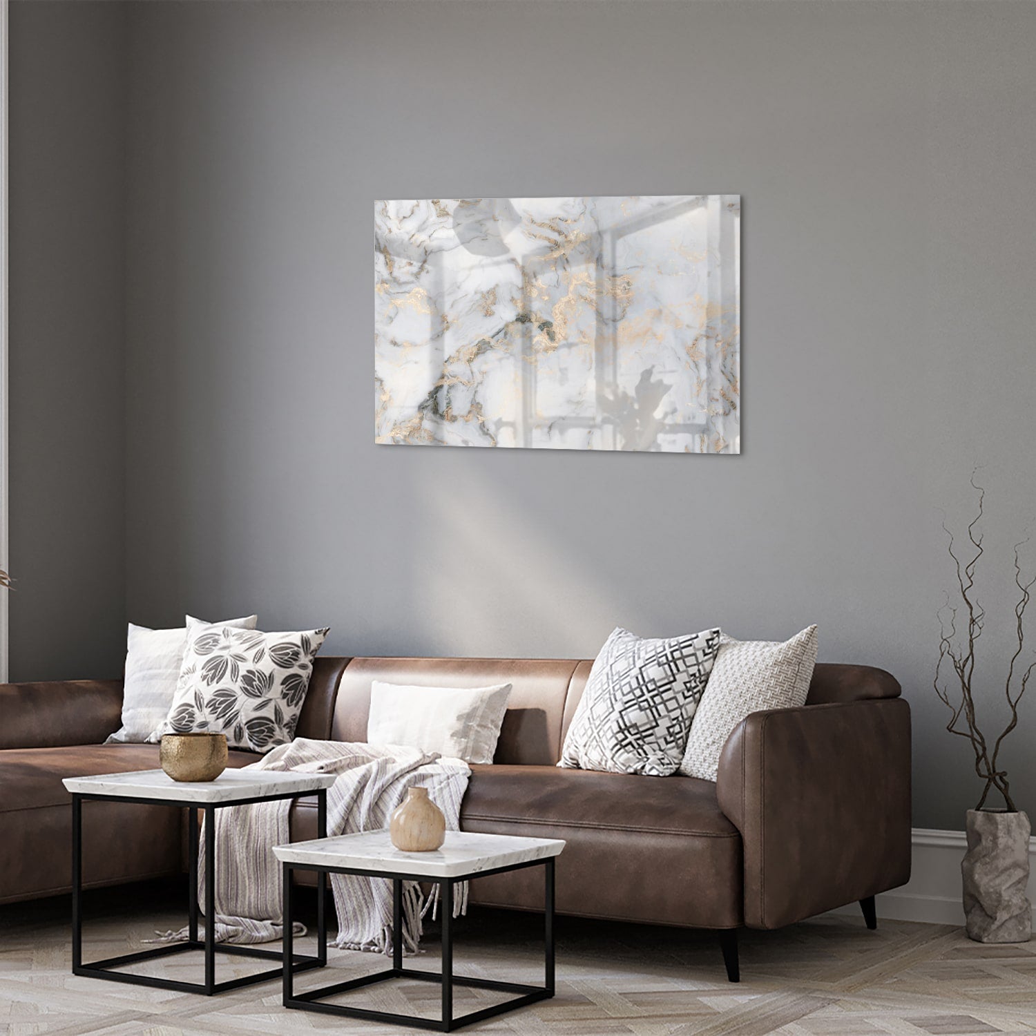Glazen schilderij met marmerlook en gouden accenten aan de muur.