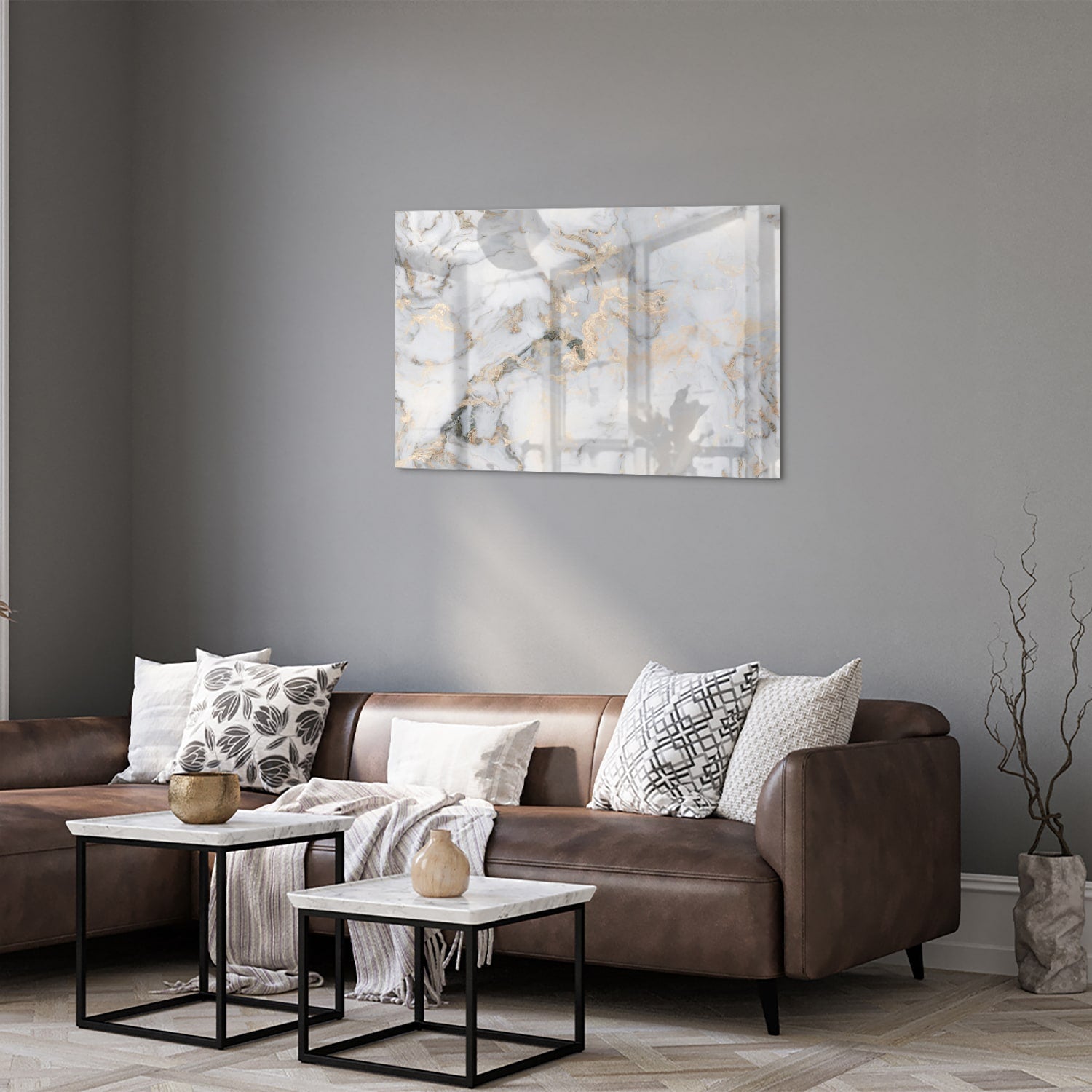 Glazen schilderij met marmerlook en gouden accenten aan de muur.