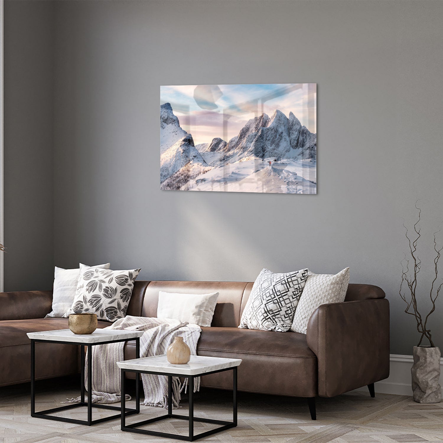 Glazen schilderij van besneeuwde bergen in een lichte woonkamer
