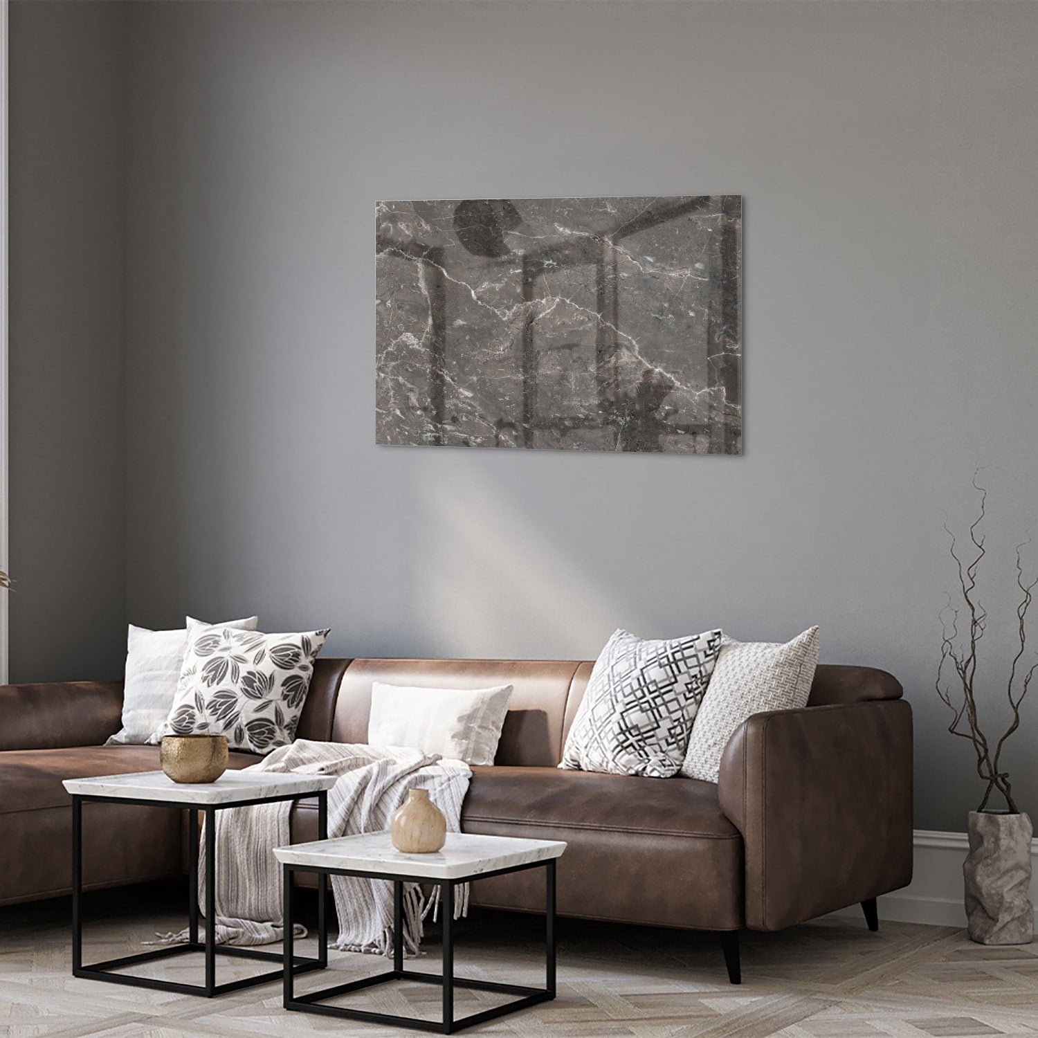 Glazen schilderij met marmerdesign in een moderne woonkamer