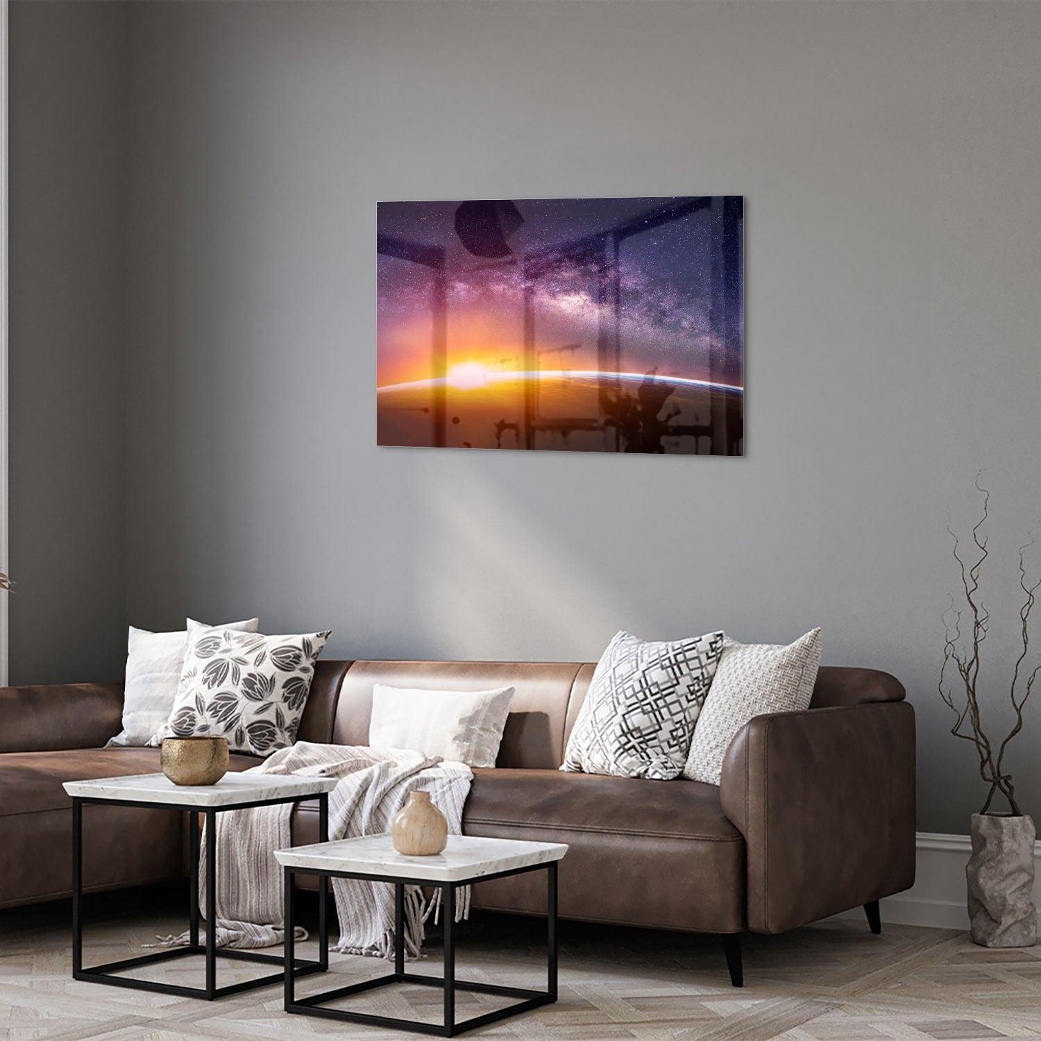 Glazen schilderij van een sterrenhemel met zonsondergang, hangt aan de muur in een stijlvolle woonkamer.