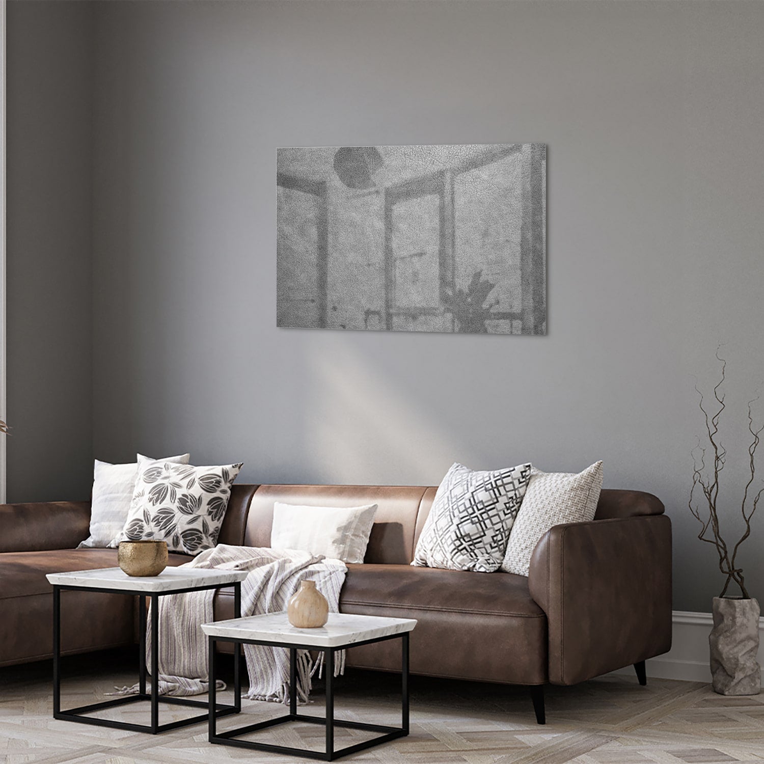 Minimalistisch glazen schilderij met subtiele schaduwen aan de muur