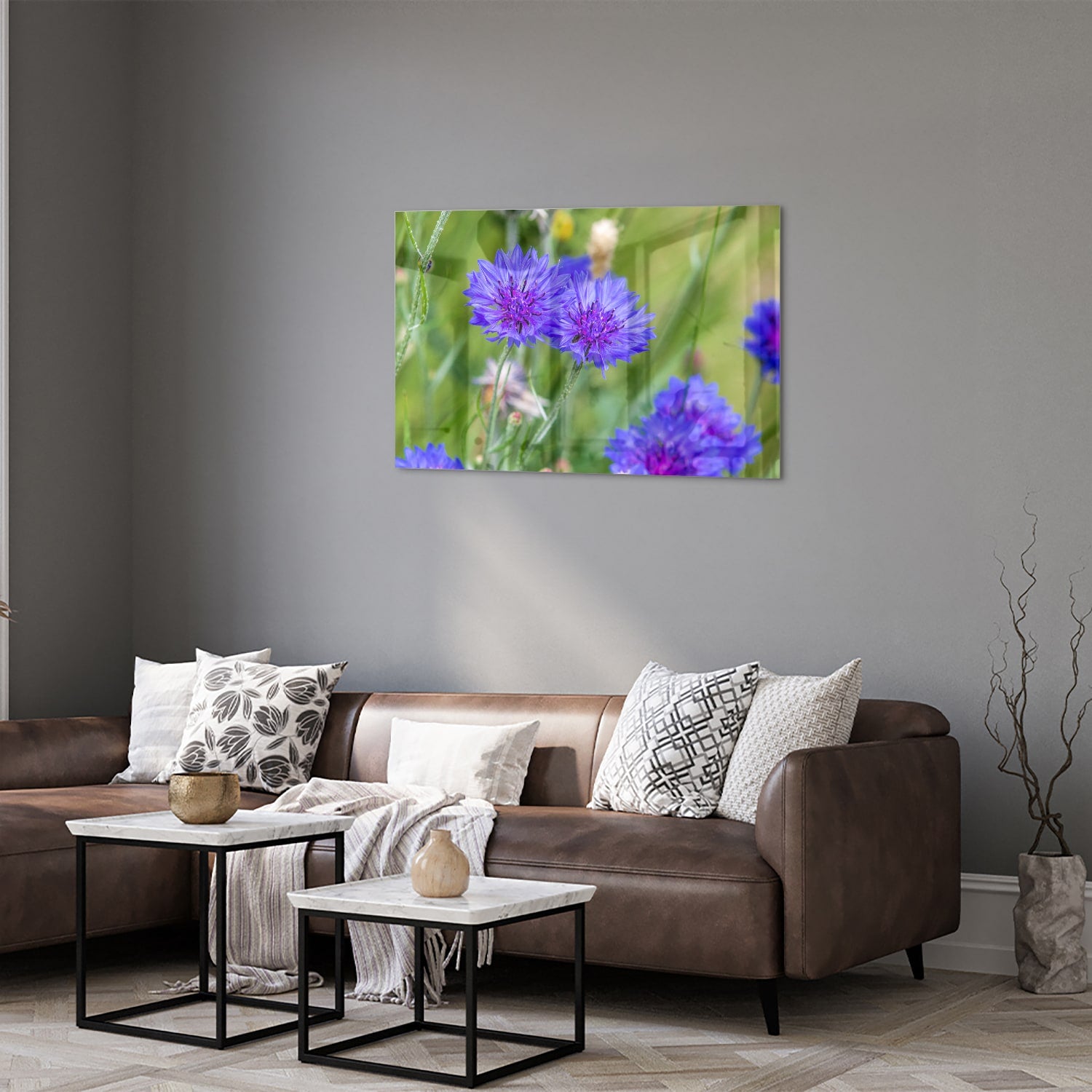 Glazen schilderij met paarse bloemen in een moderne woonkamer.