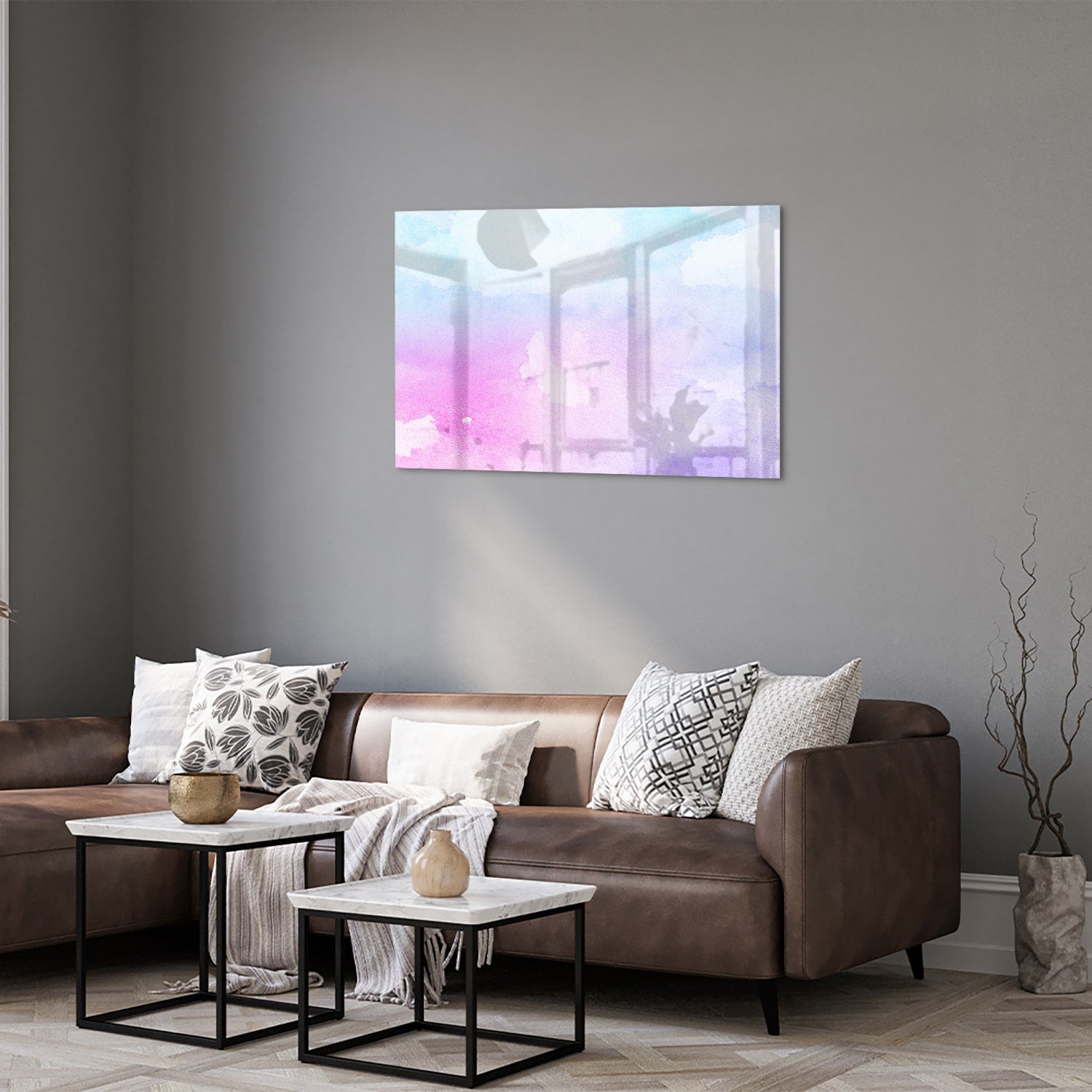 Abstract glazen schilderij met paarse en blauwe tinten aan de muur.
