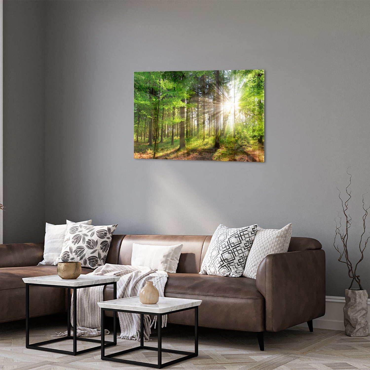 Glazen schilderij van een bos met zonnestralen op een muur.