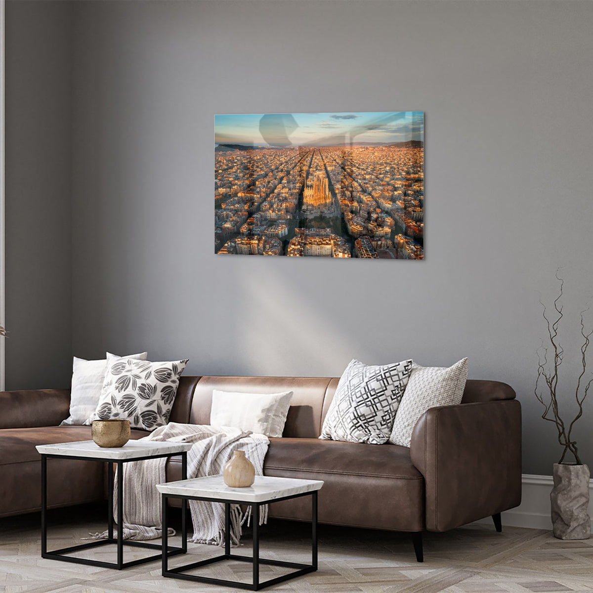 Glazen schilderij met uitzicht op een stad onder de zonsondergang