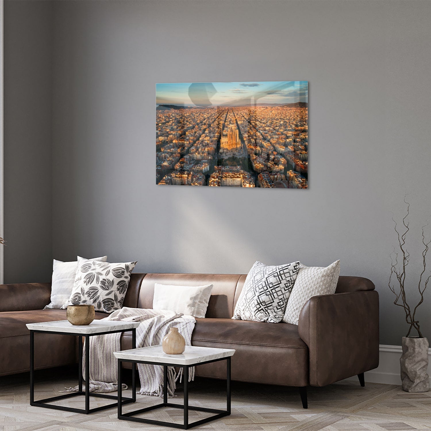 Glazen schilderij met uitzicht op een stad onder de zonsondergang