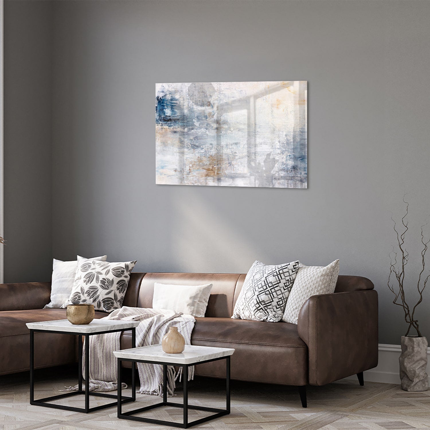 Abstract glazen schilderij met blauwe en neutrale tinten in woonkamer