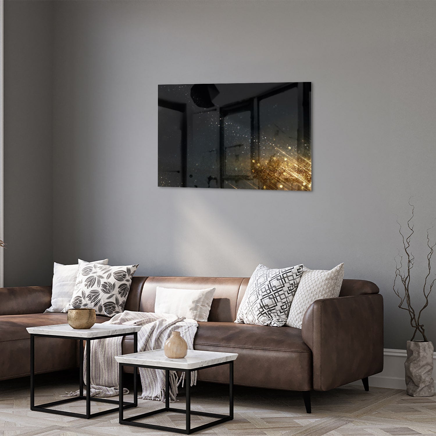 Zwart glazen schilderij met sterren en lichteffecten aan een witte muur.