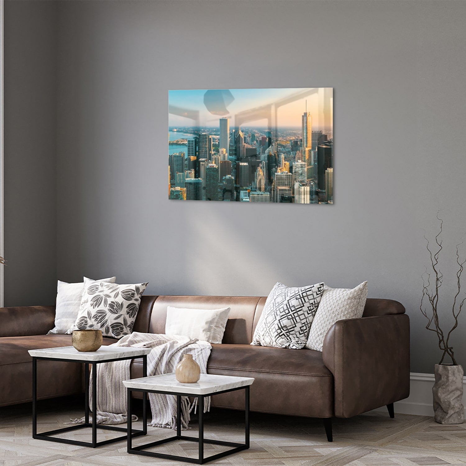 Glazen schilderij met uitzicht op een stad skyline onder een zonsondergang