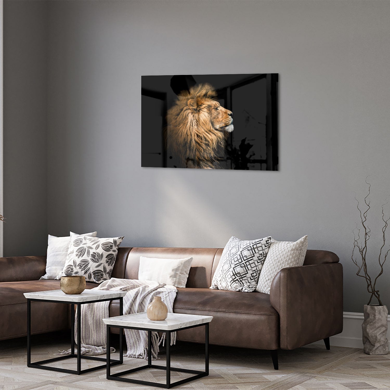 Glazen schilderij van een leeuw met rijke, gouden manen tegen een zwarte achtergrond.
