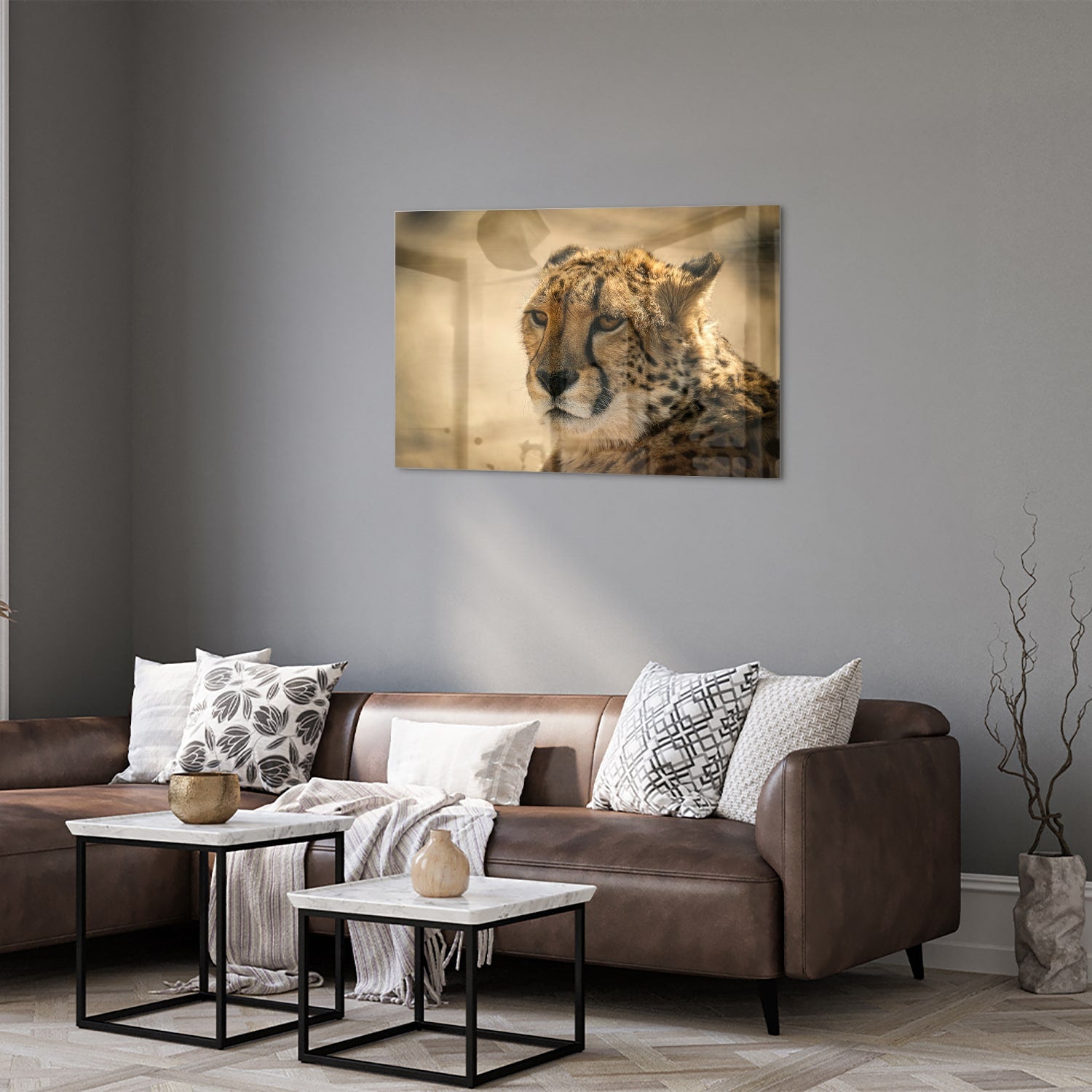 Glazen schilderij van een luipaard hangt aan de muur in een stijlvolle woonkamer.