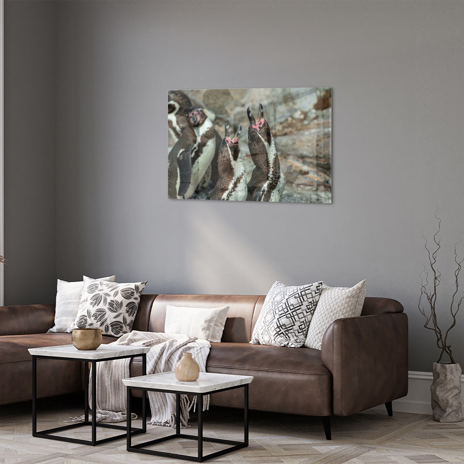 Glas schilderij met vrolijke pinguns op een muur in een modern interieur.