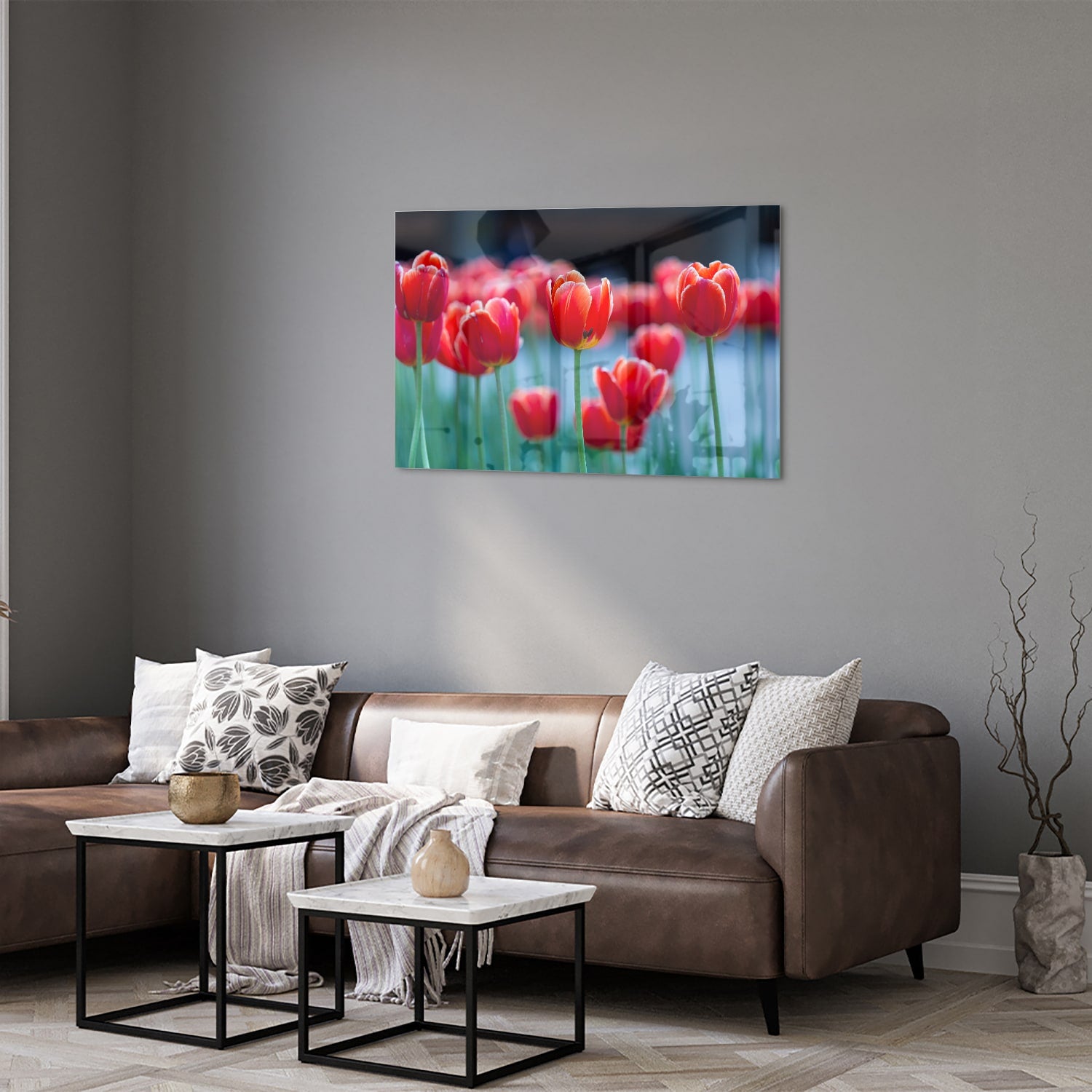 Glazen schilderij met rode tulpen op een witte muur