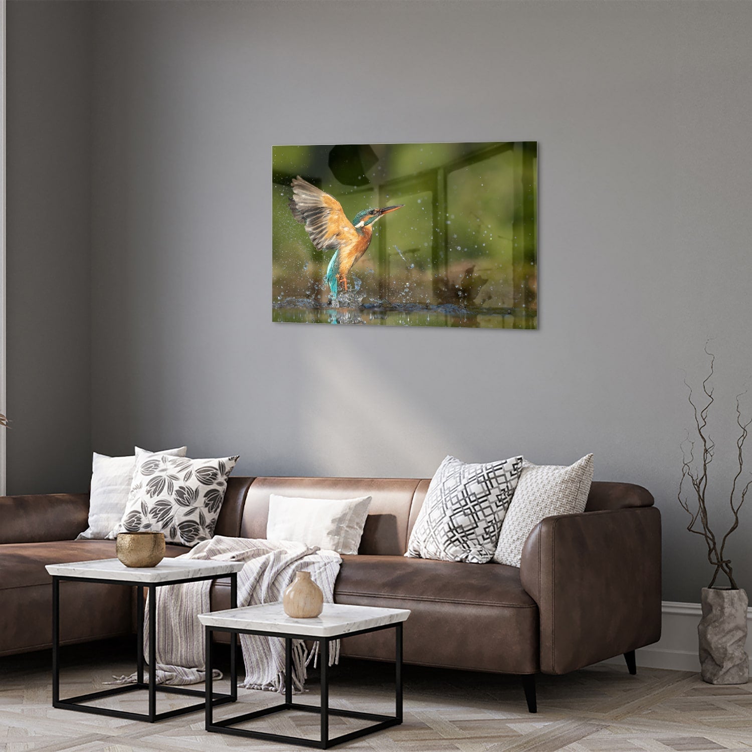 Glazen schilderij van een ijsvogel die in het water duikt