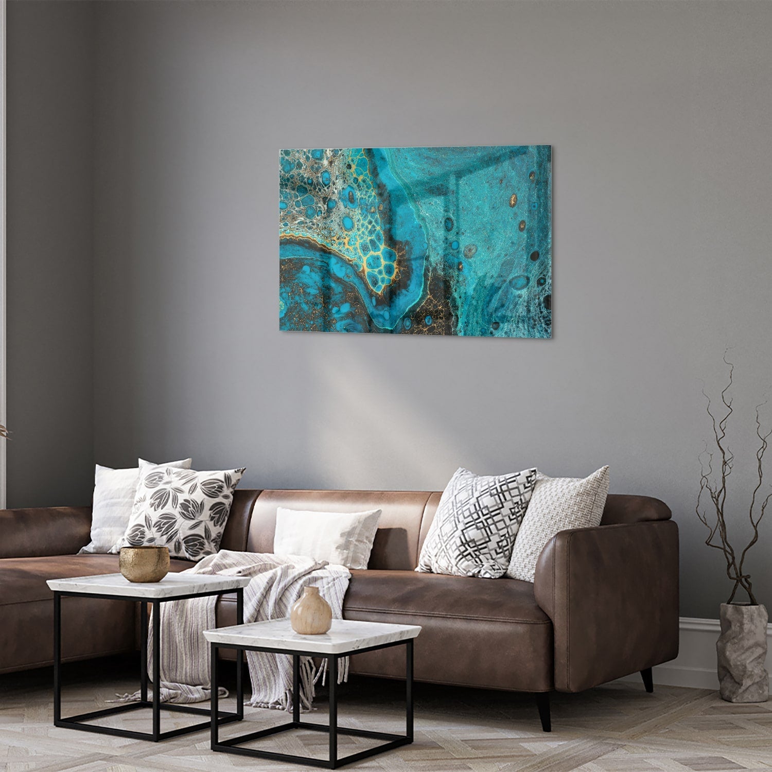 Glazen schilderij in turkoois met gouden accenten aan de muur boven een houten meubel.