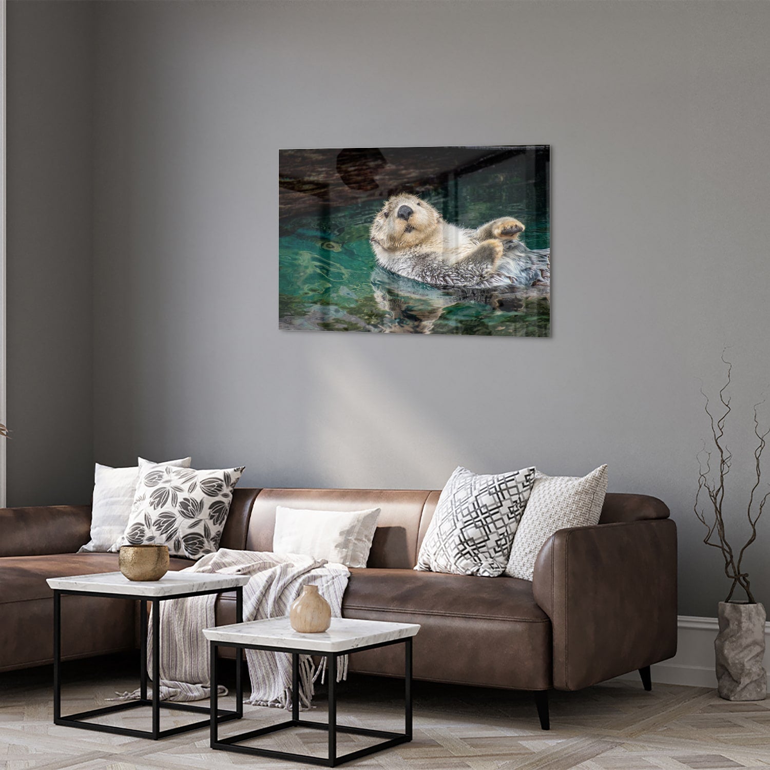 Glazen schilderij van een zeeotter die in water drijft.