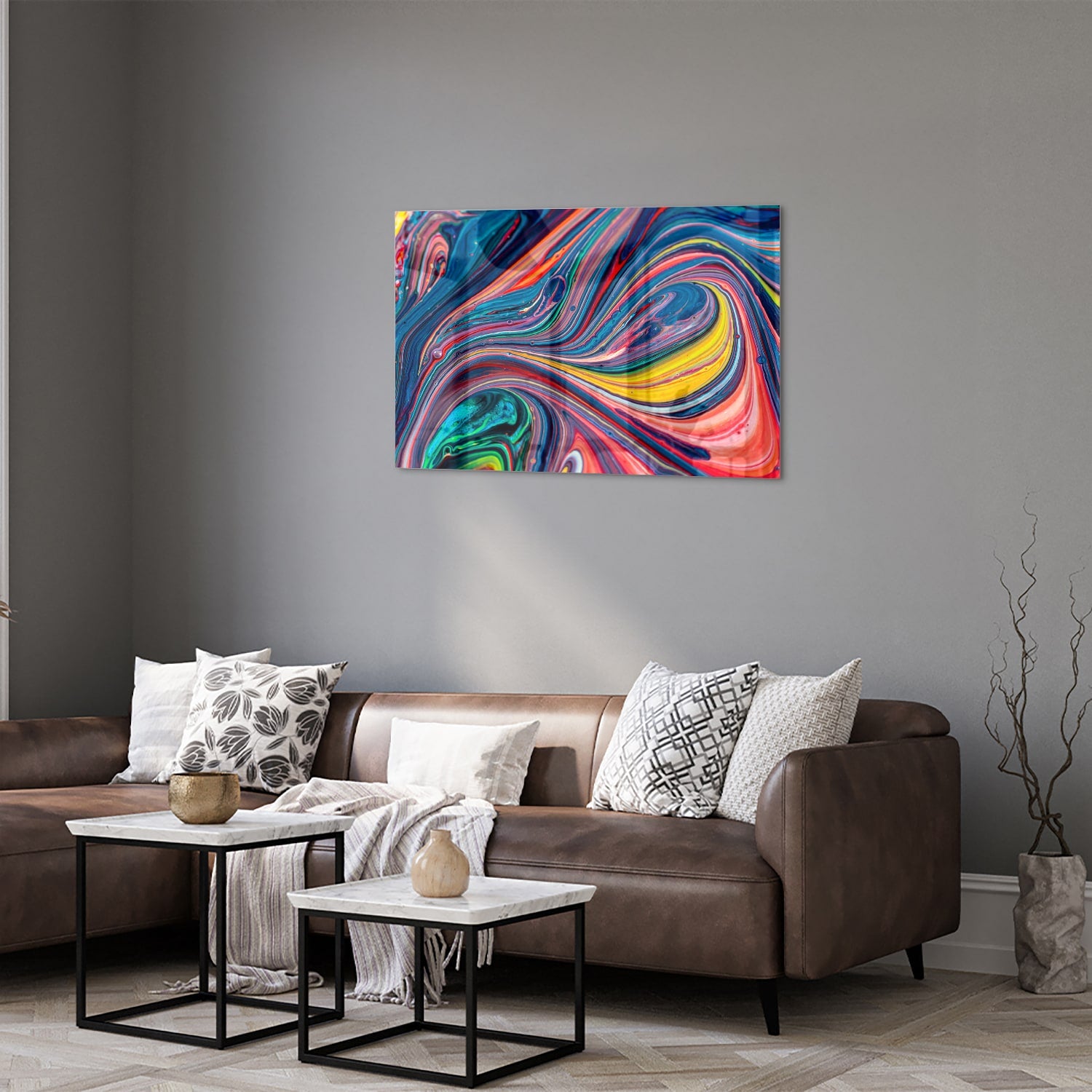 Kleurrijk abstract glazen schilderij aan de muur in een modern interieur.