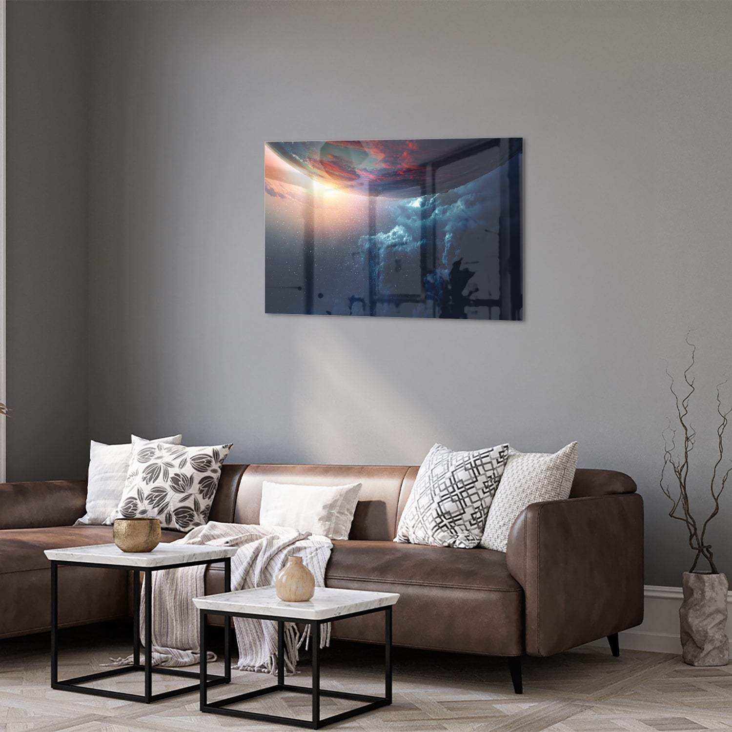 Glazen schilderij met een kosmisch uitzicht en kleurrijke lucht in woonkamer.