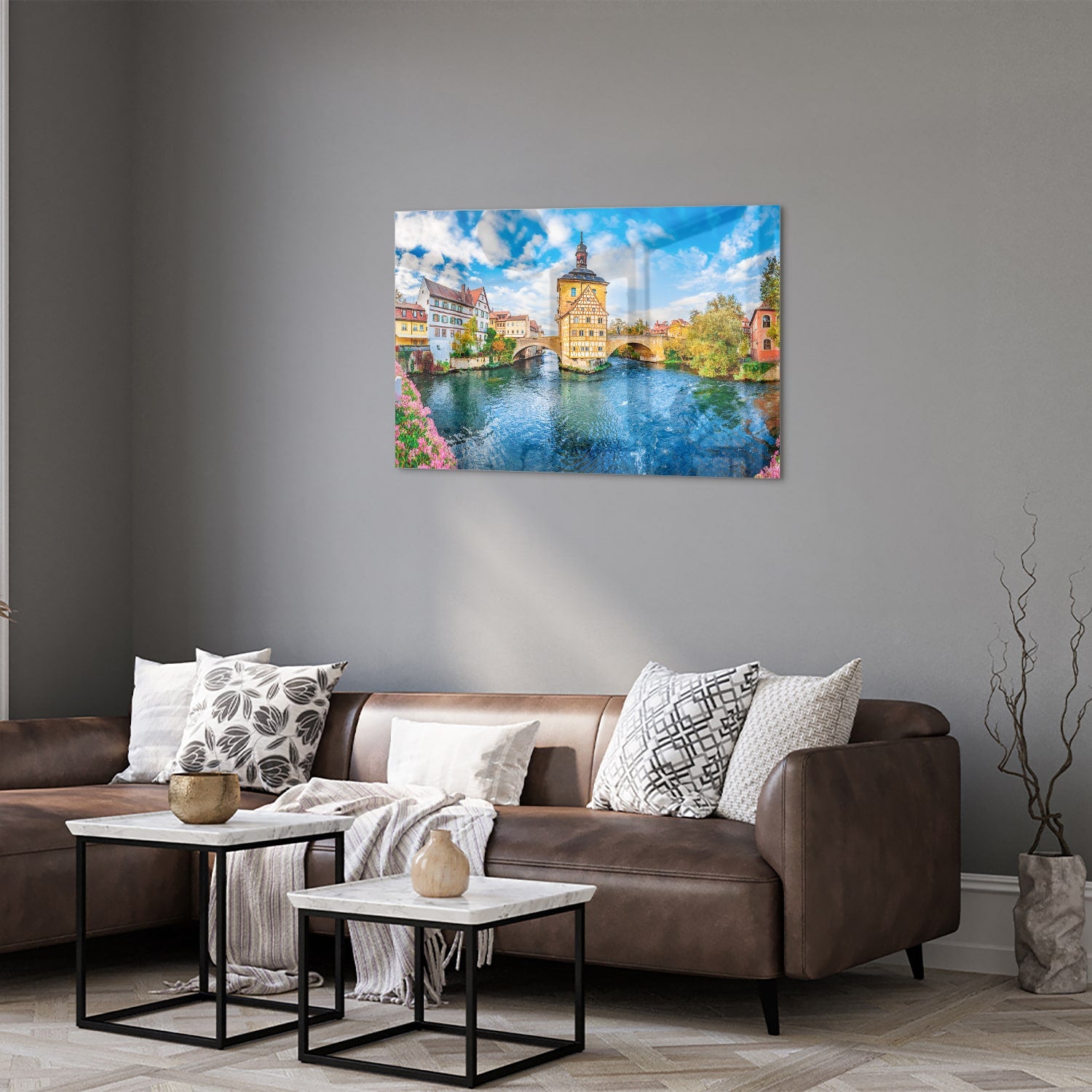 Glazen schilderij van een schilderachtig stadje aan het water met kleurrijke gebouwen en een helderblauwe lucht.