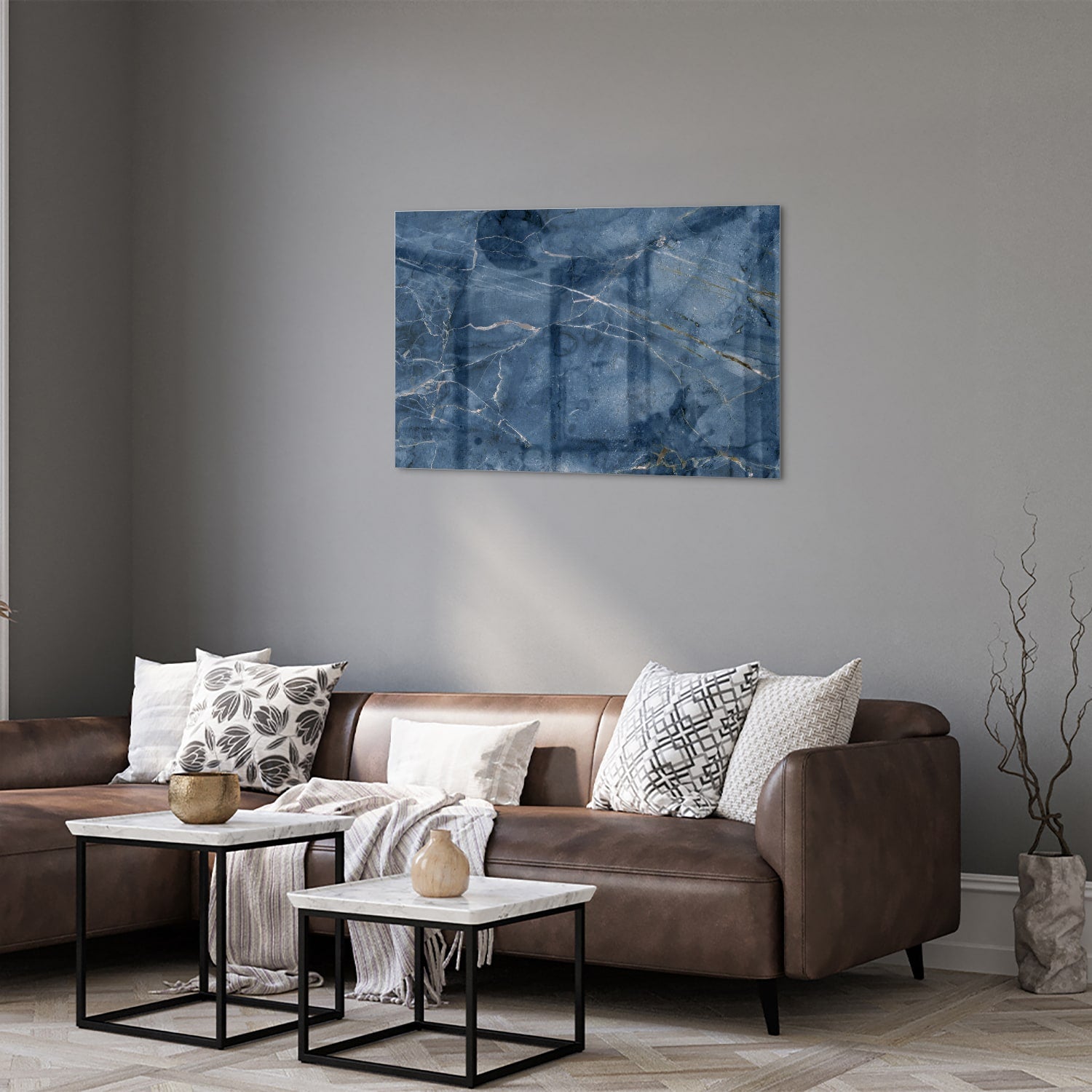 Diepblauw glazen schilderij met marmerstructuur aan de muur