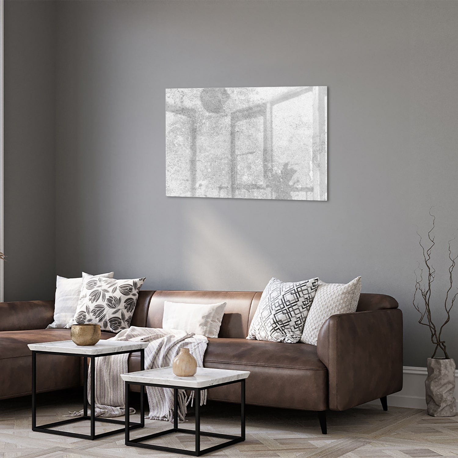Abstract glazen schilderij met een subtiele textuur aan de muur in een moderne woonkamer.