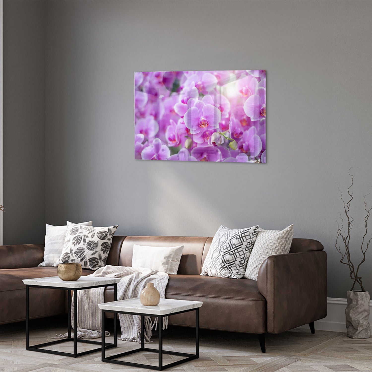 Glazen schilderij met een close-up van paarse orchideen in een mooi interieur
