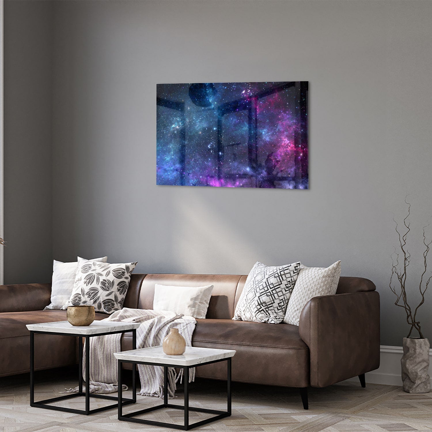 Glazen schilderij van het universum met kleurrijke sterren en nevels.