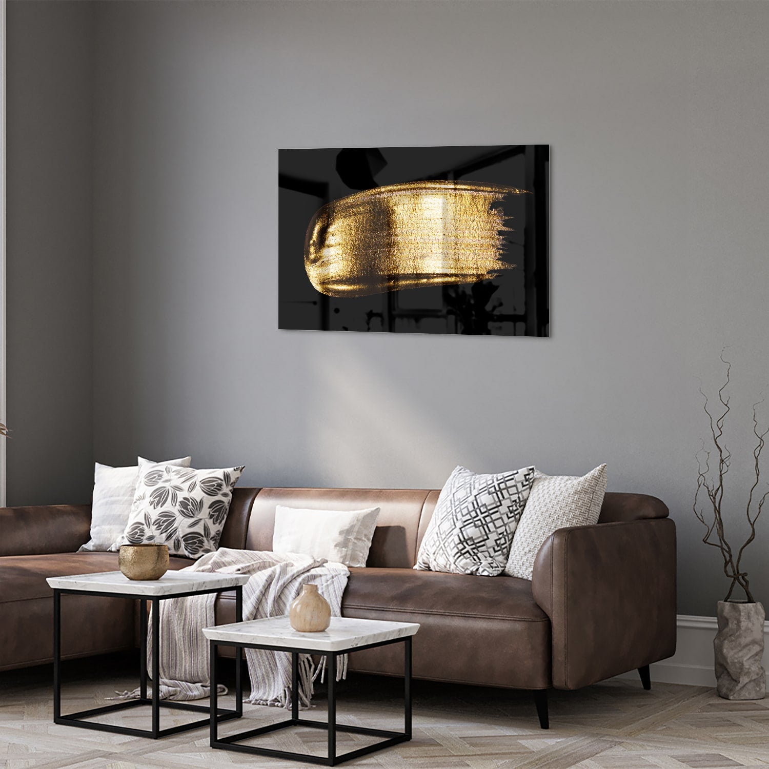 Abstract glazen schilderij met gouden penseelstreek op een zwarte achtergrond.