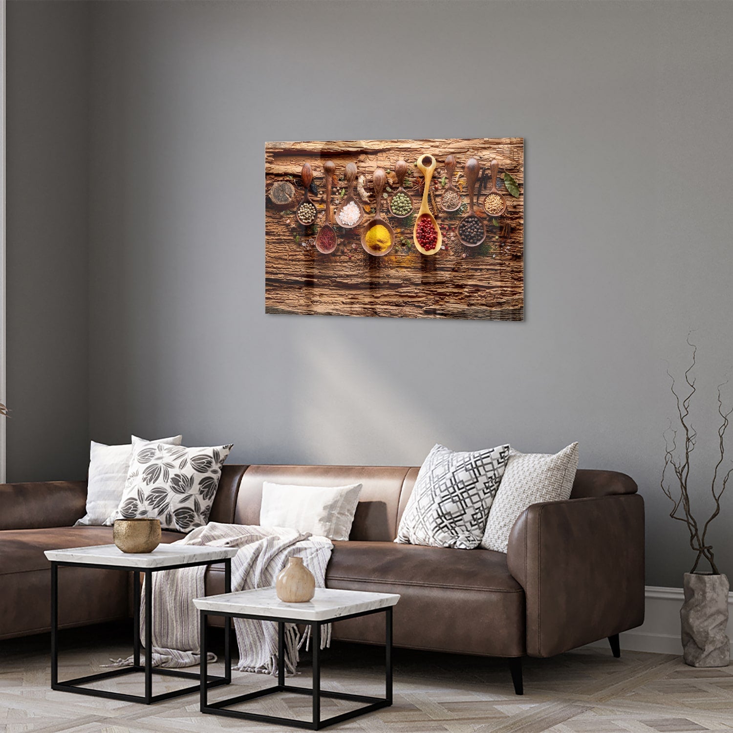 Glazen schilderij met kleurrijke specerijen en houten lepels op een rustieke achtergrond.