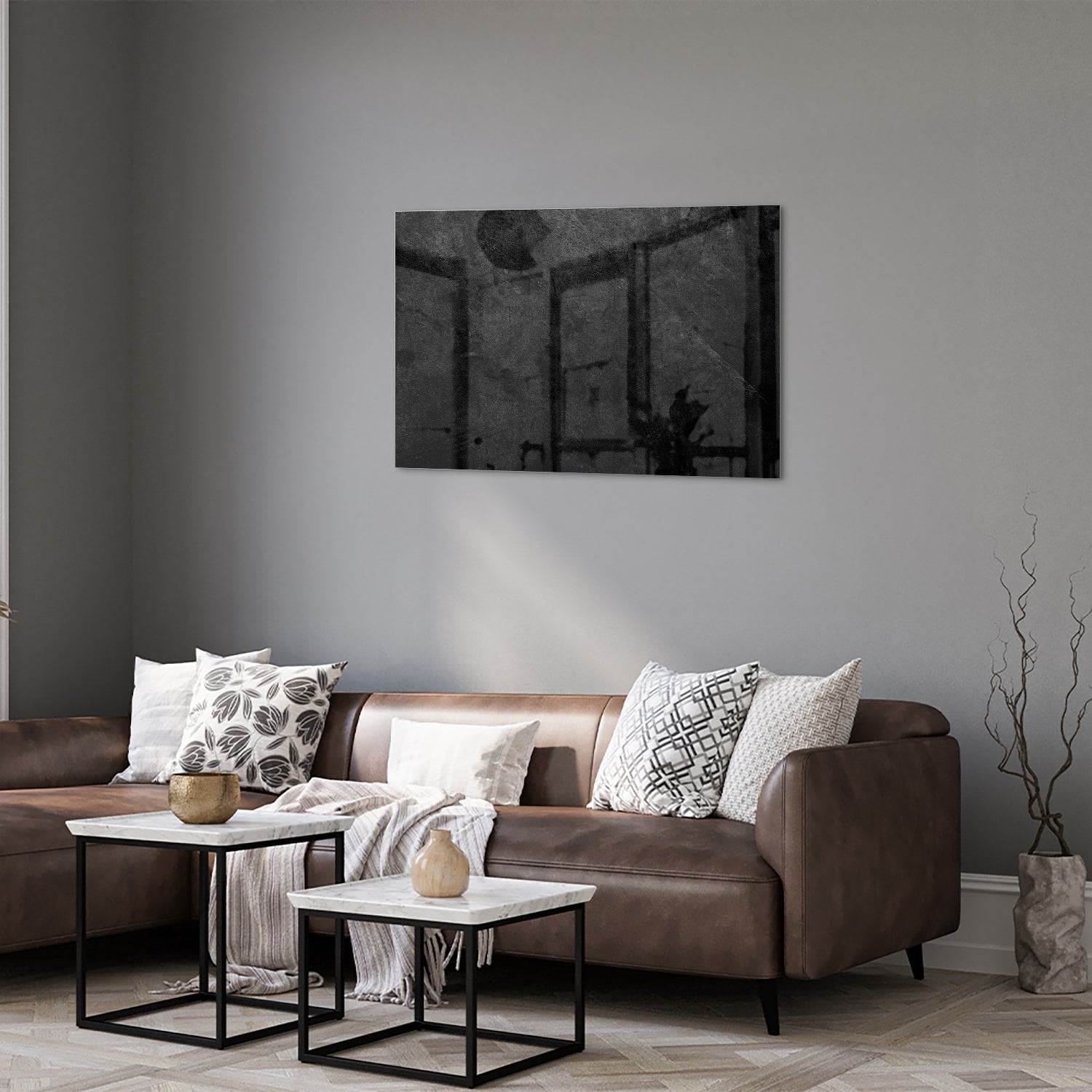 Abstract glazen schilderij in zwart en grijs aan de muur boven een houten kast.