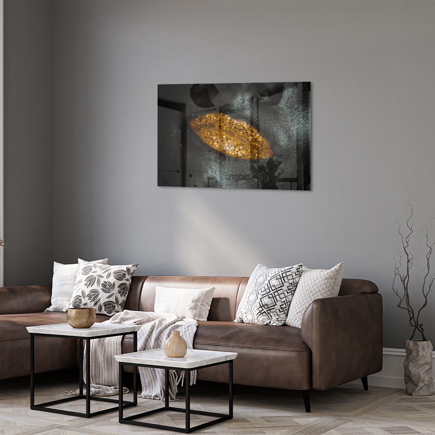 Glazen schilderij met een gouden blad op een zwarte achtergrond, perfect voor moderne interieurs.