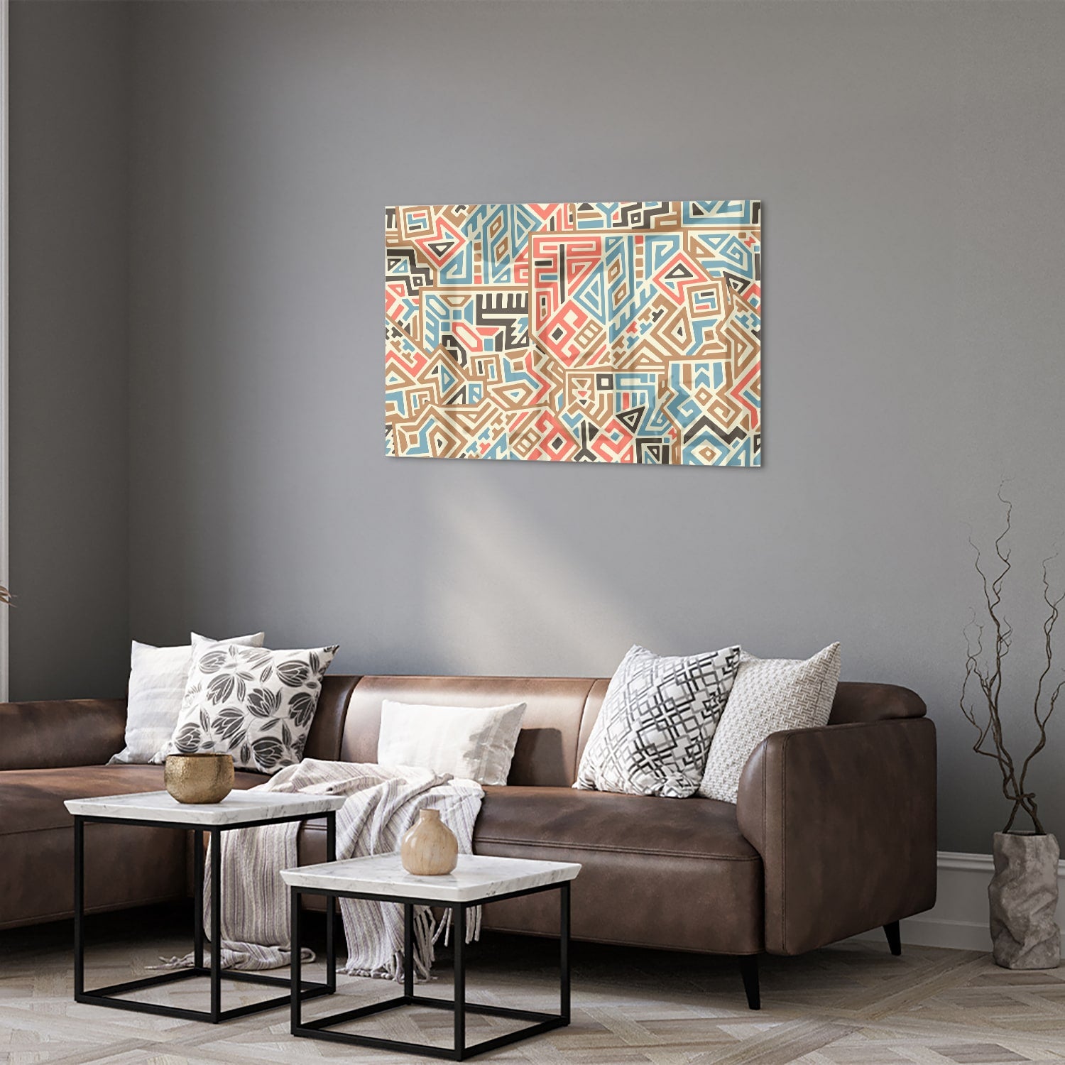 Abstract glazen schilderij met kleurrijke geometrische patronen aan de muur.