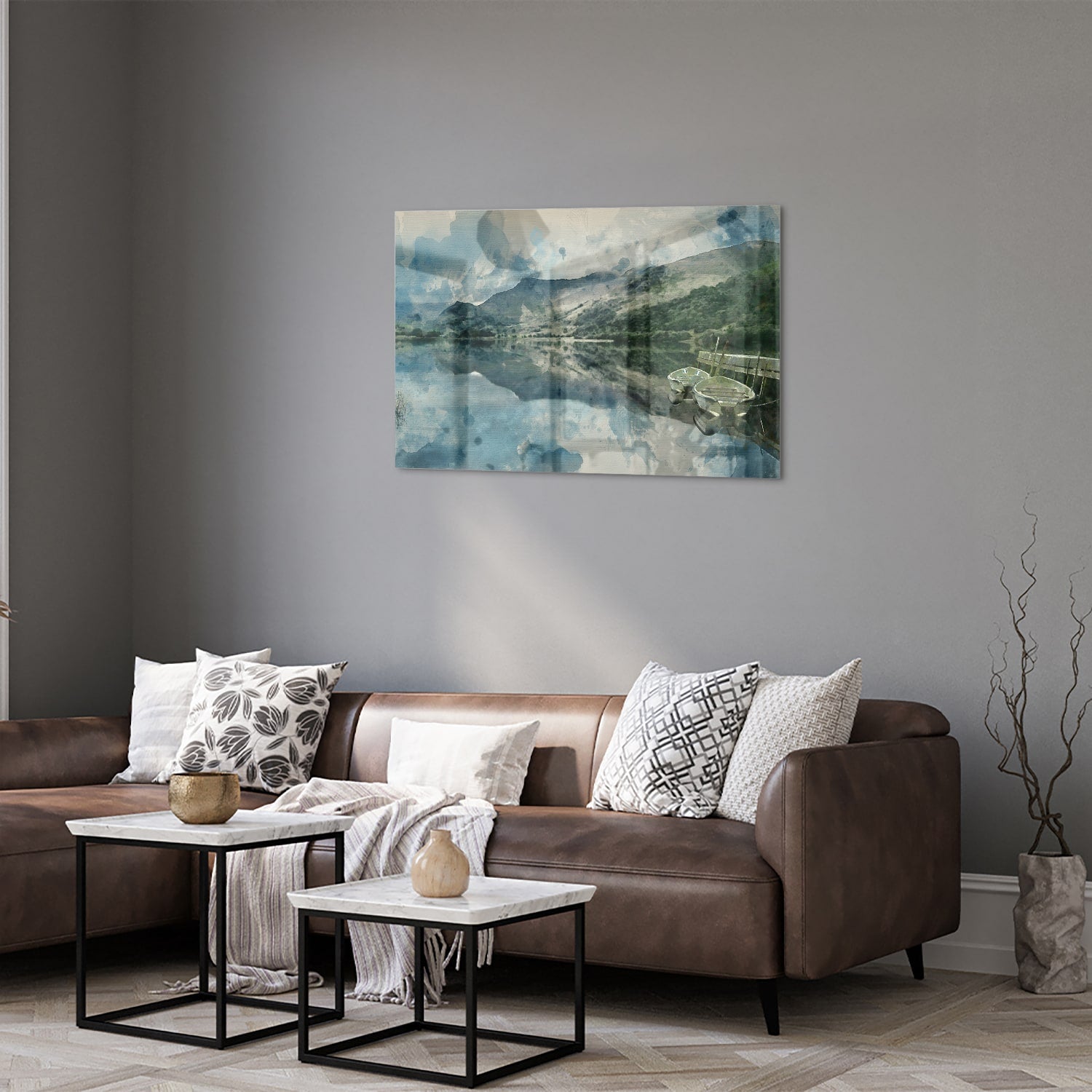 Glazen schilderij van een serene landschap met blauw meer en bergen