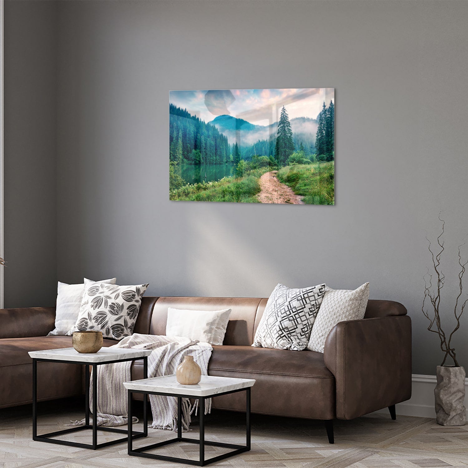 Glazen schilderij van een berglandschap met een pad en bomen