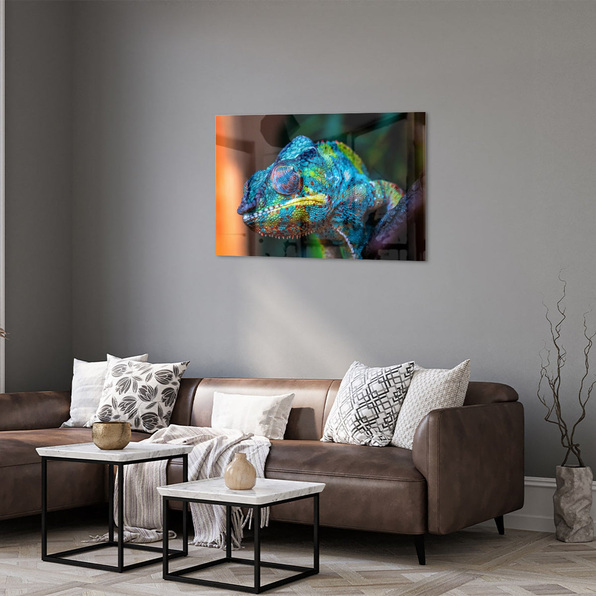 Glazen schilderij van een kleurrijk chameleon hangt aan de muur