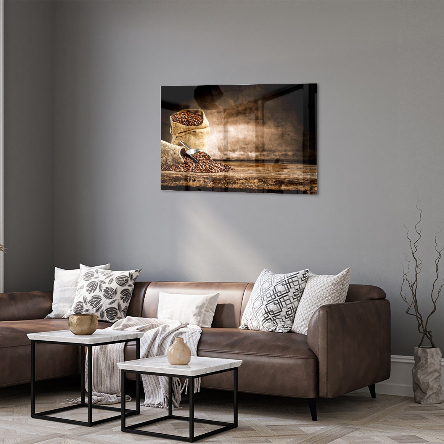 Glazen schilderij met koffiezakken en koffiebonen op een muur.