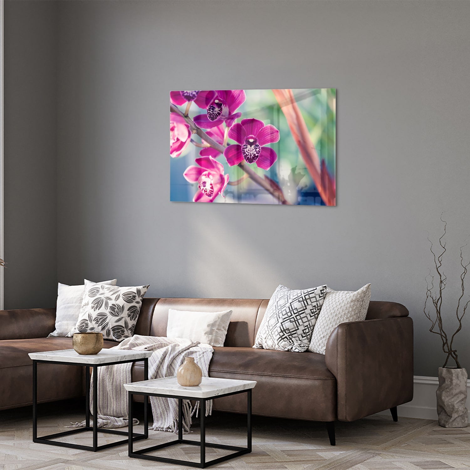 Glazen schilderij van paarse orchideen aan de muur in sfeervolle woonkamer.