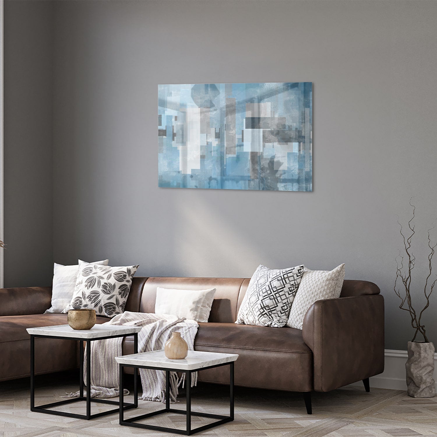 Abstract glas schilderij met blauwe en grijze tinten aan de muur