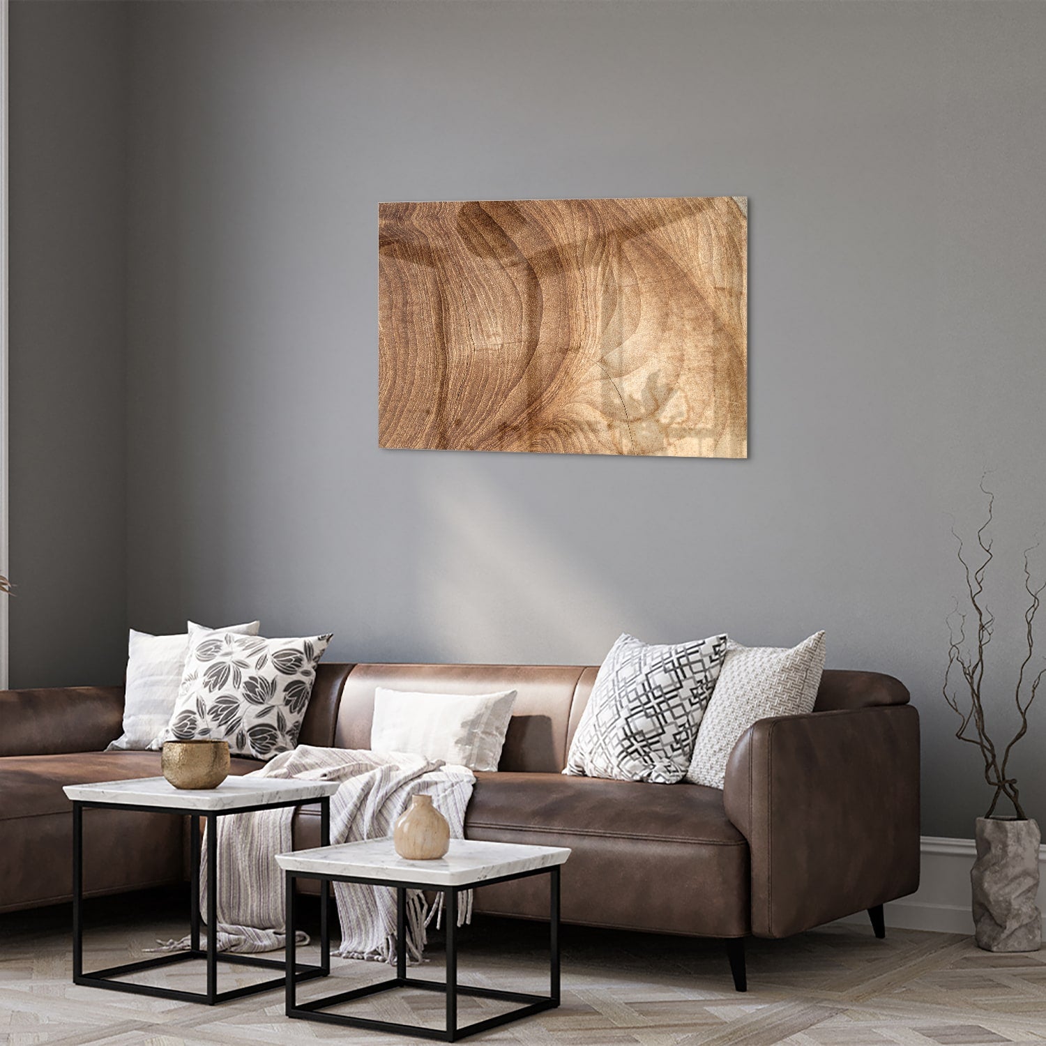 Glazen schilderij met een ontwerp in houttinten, hangt aan de muur.