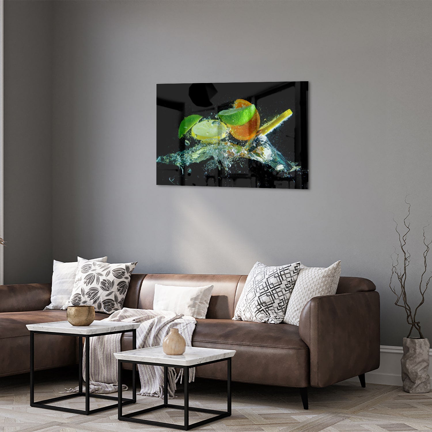Glas schilderij met kleurrijke citrusvruchten en waterdruppels op een zwarte achtergrond.