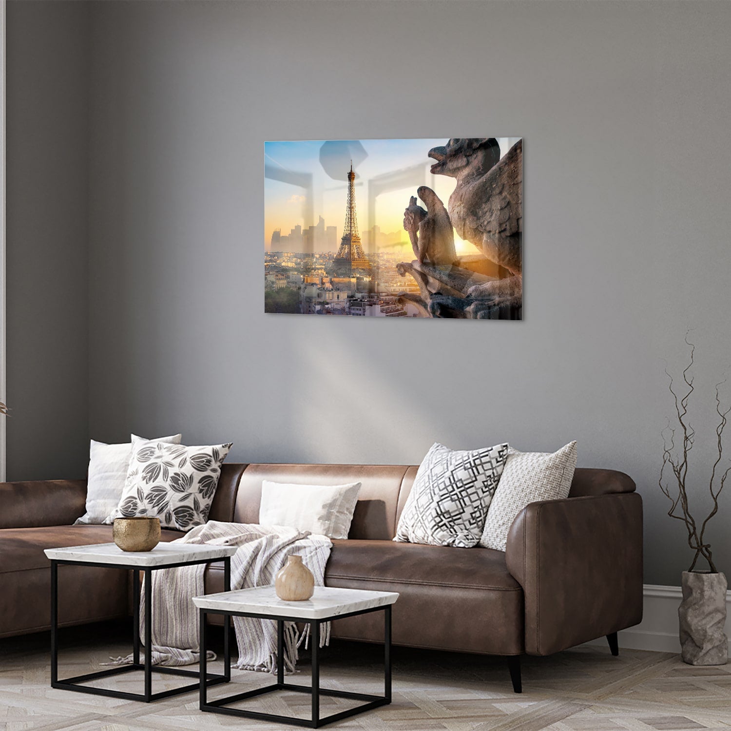 Glazen schilderij met de Eiffeltoren tijdens zonsondergang boven Parijs.