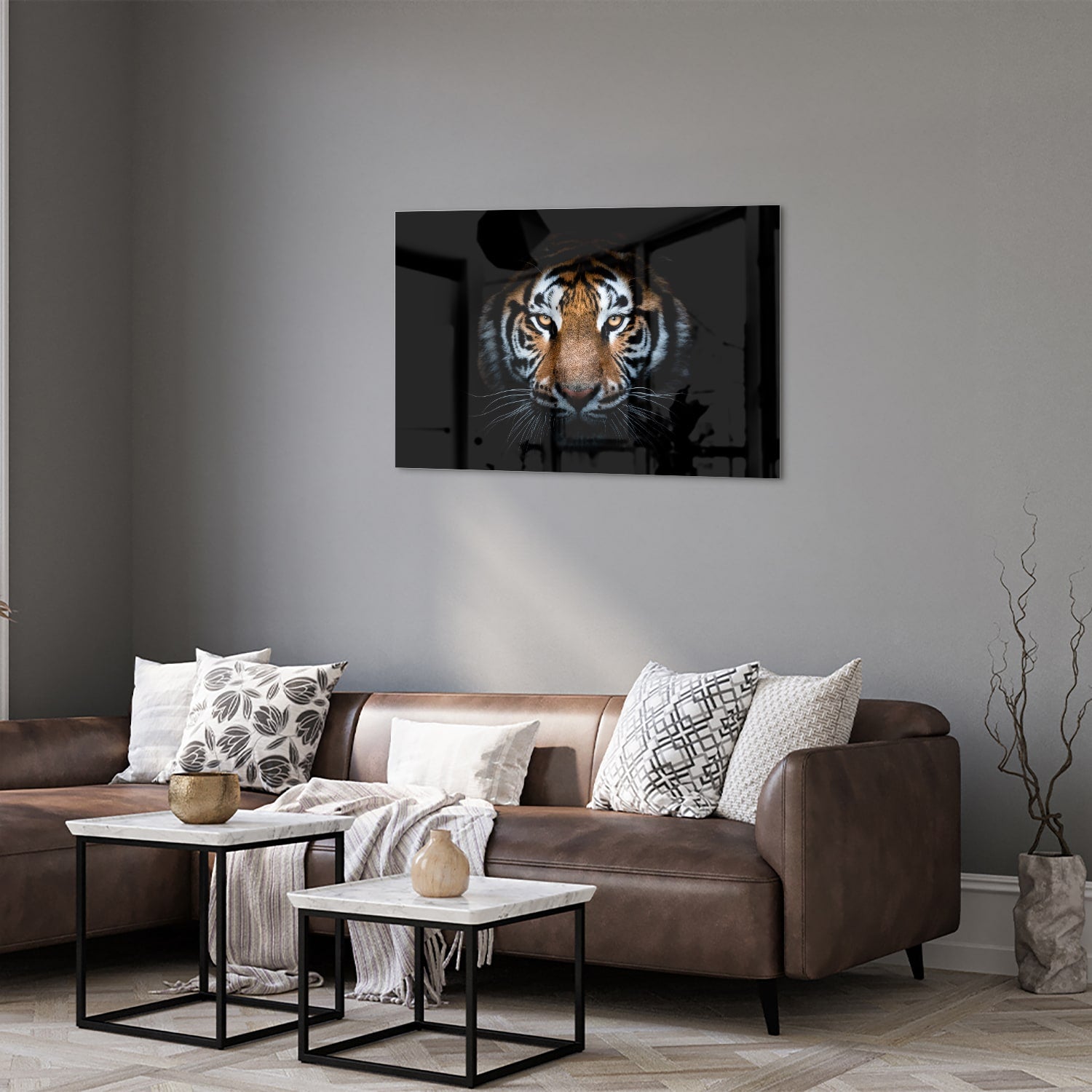 Glazen schilderij van een tijger met intense ogen, hangt aan de muur.