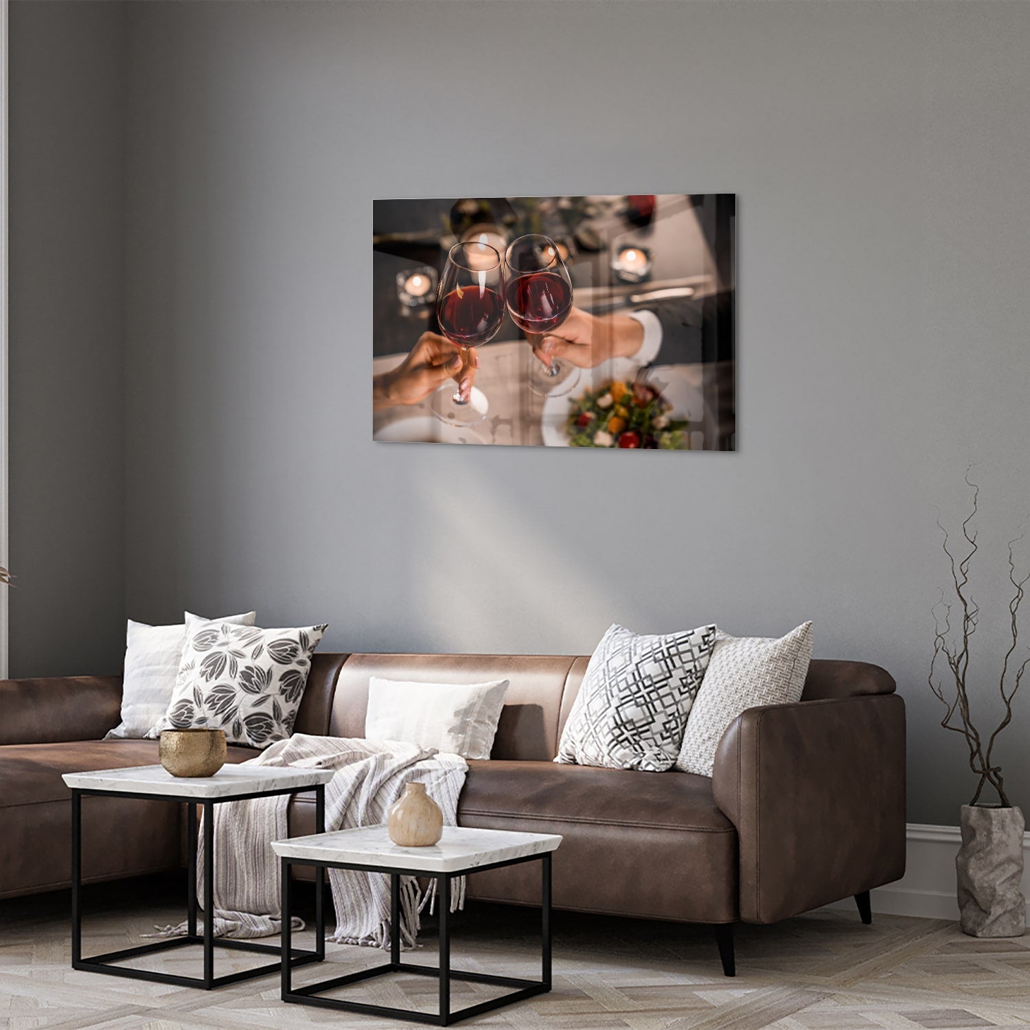 Een glazen schilderij van twee mensen die proosten met rode wijn in een stijlvolle setting.