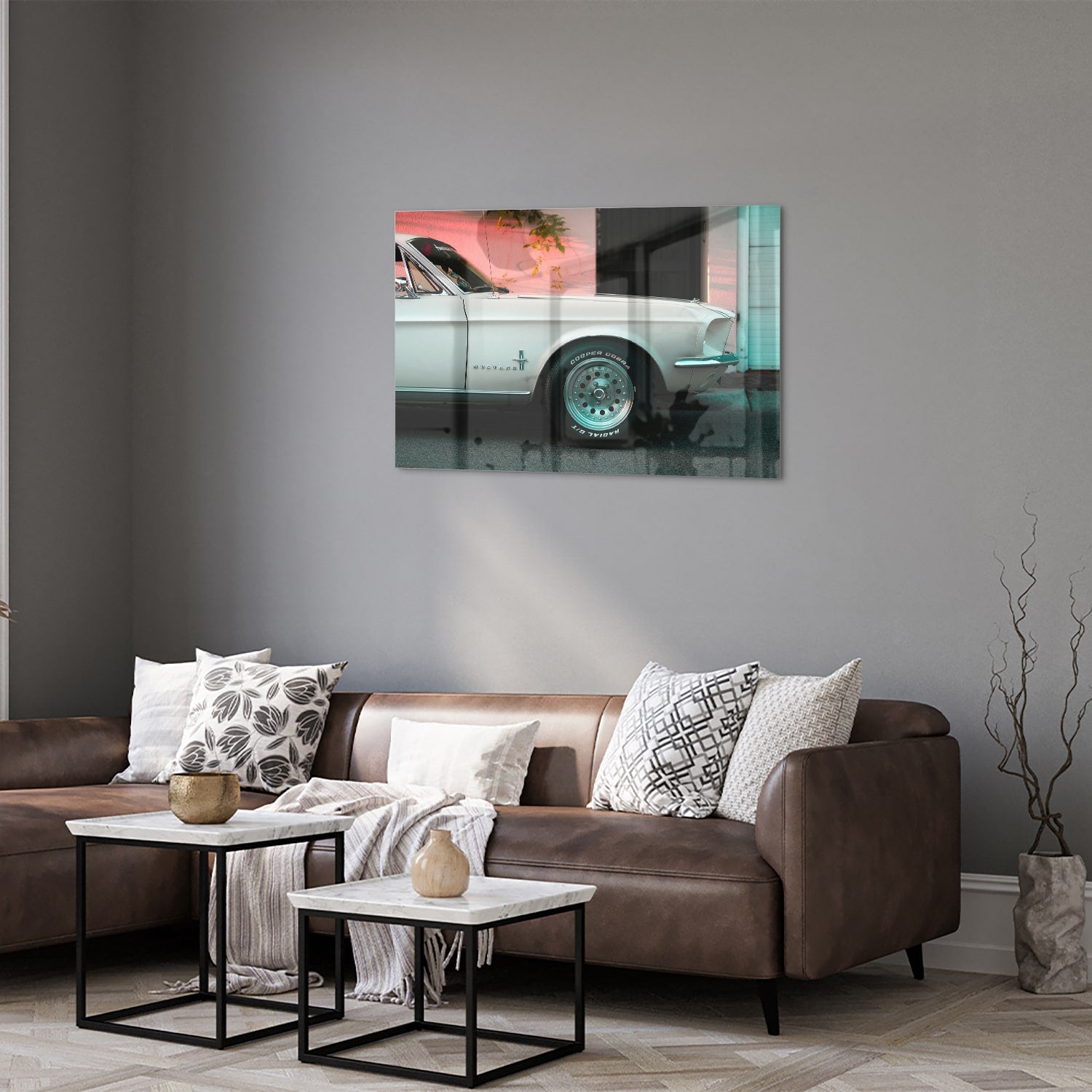 Glazen schilderij van een vintage auto in een sfeervol interieur