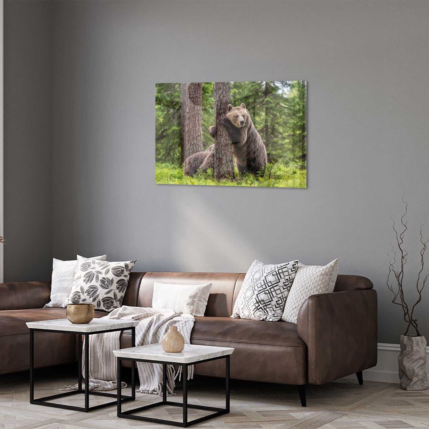 Glazen schilderij van een grizzly beer leunend tegen een boom in de natuur.
